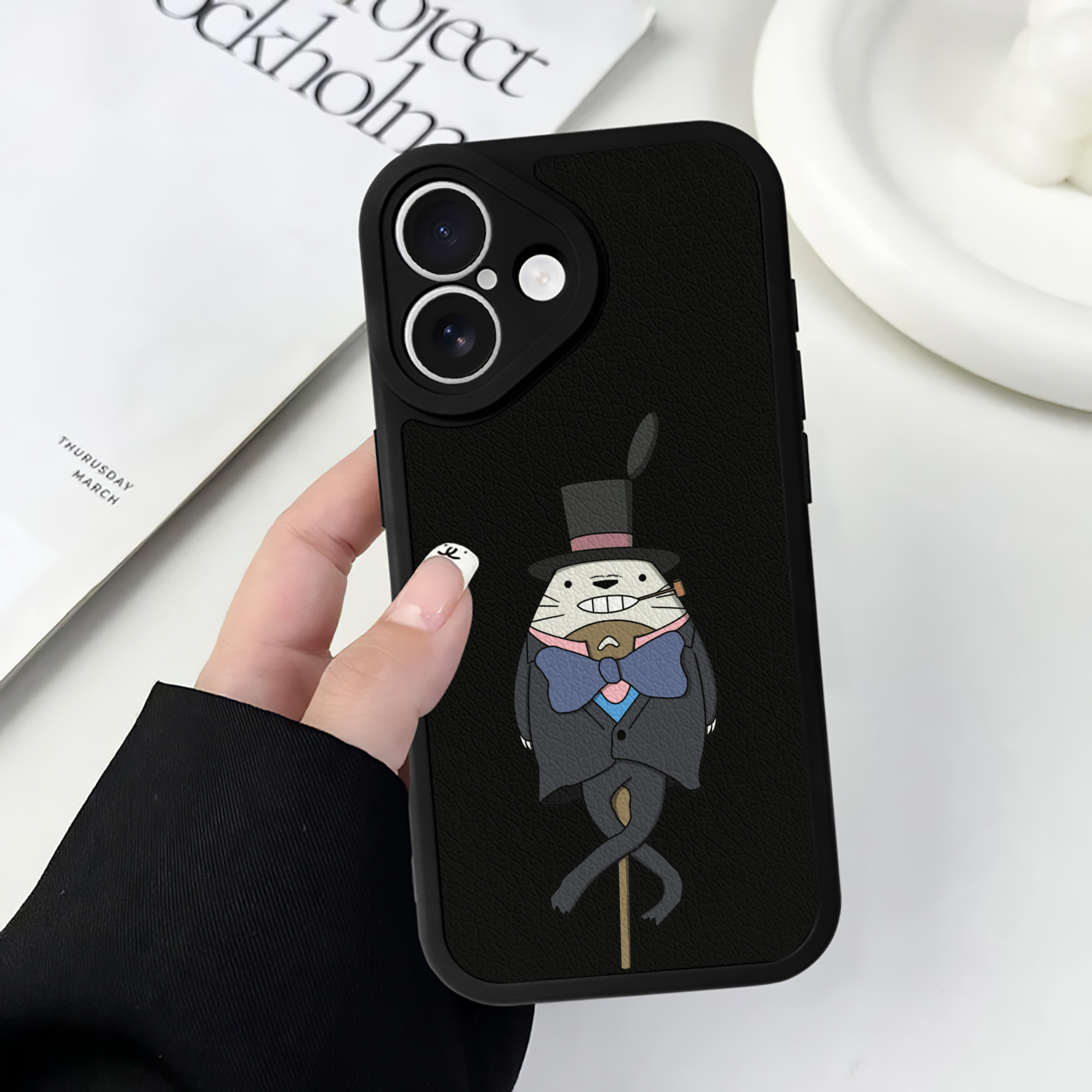 （画像用） となりのトトロ 草壁メイ 草壁サツキ My Neighbor Totoro Satsuki Kusakabe Mei Kusakabe 【iPhone 16シリーズ対応】シリコンスマホケース（レザー調） 材質：シリコン